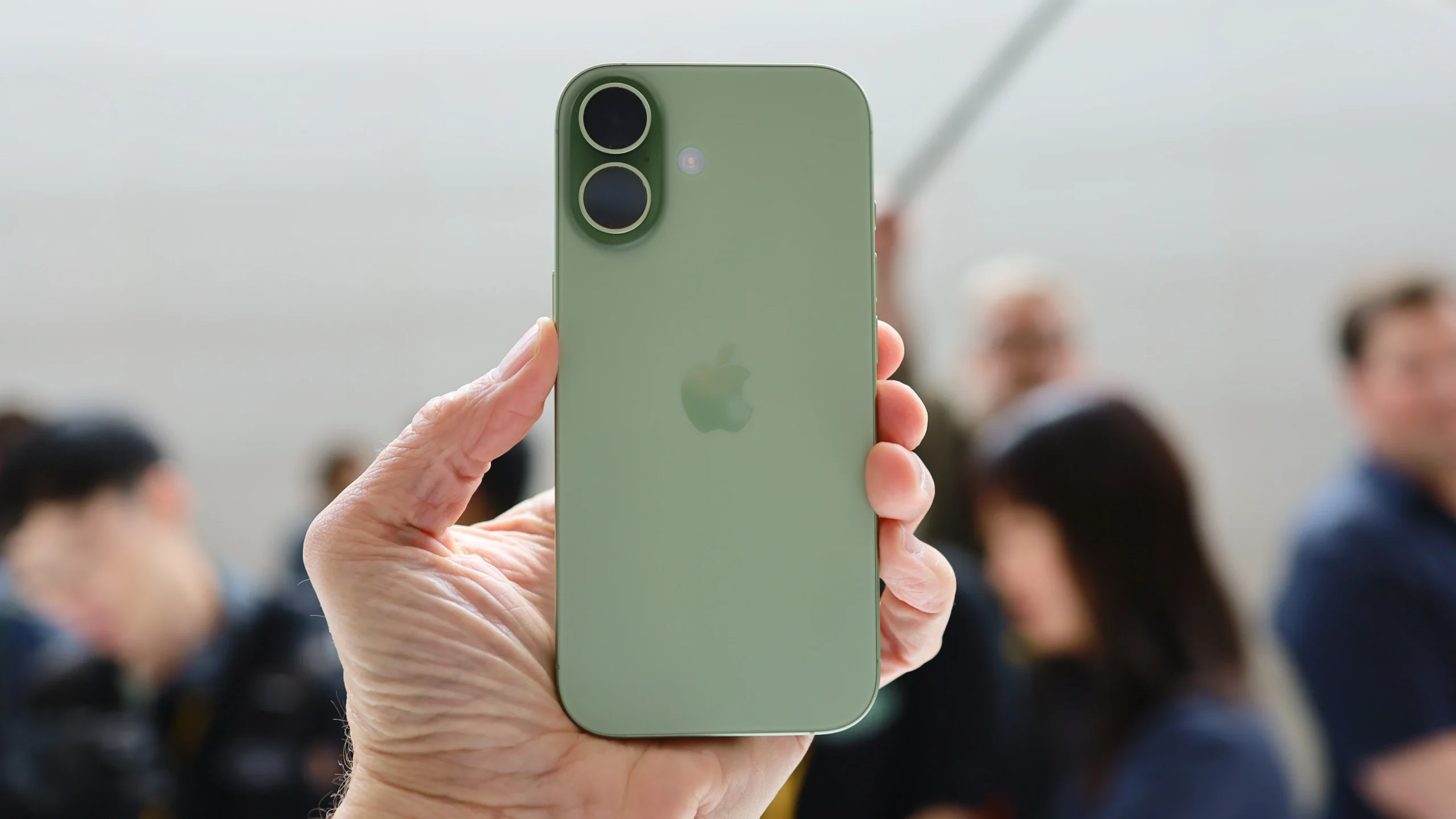 أقوى مزايا iOS 27 لن تأتي لـiPhone 17 العادي لأنها تحتاج إلى 12GB RAM